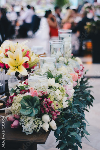 Arreglo floral con lilis y rosas en boda photo