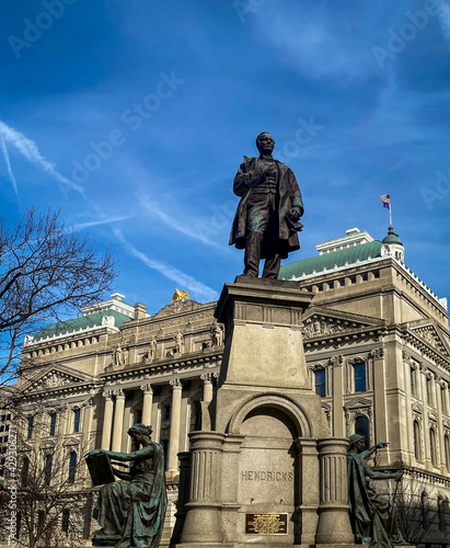 Bilde på lerret Indiana statehouse and Thomas Hendricks monument