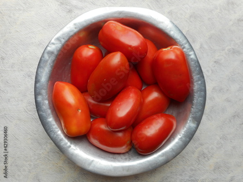 Tomate em bacia de alumínio photo