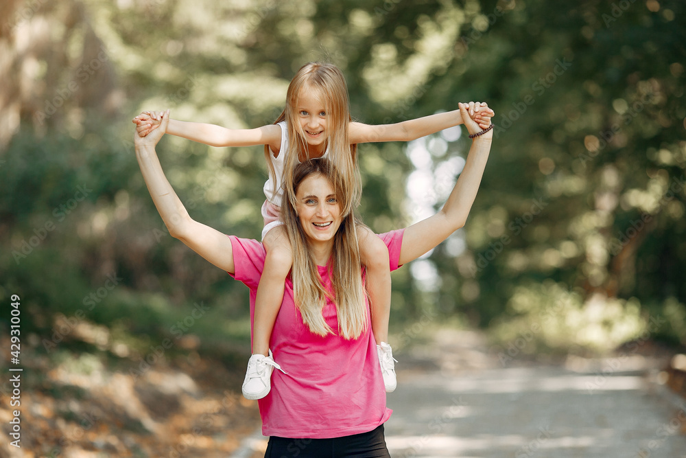 Obraz premium Mother with daughter playing in a summer park