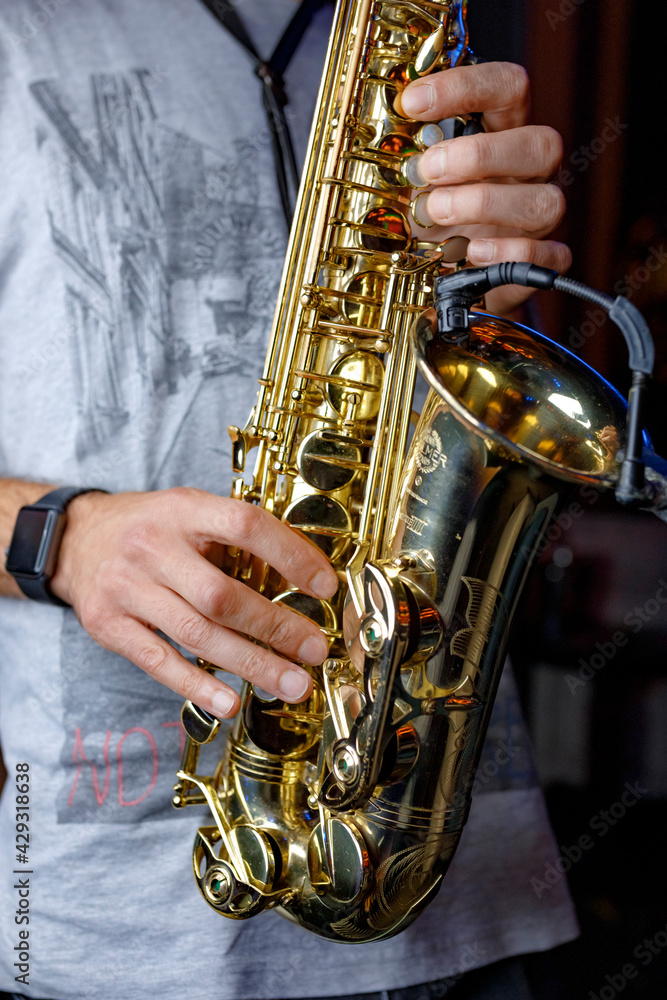 Obraz premium playing the saxophone