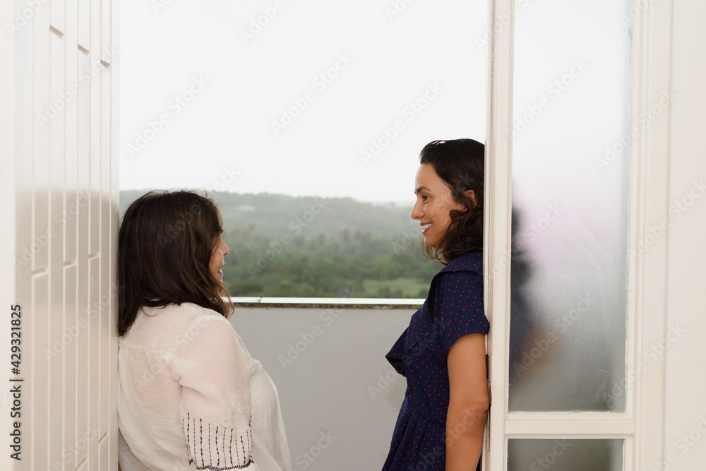 Mulheres conversam animadamente 