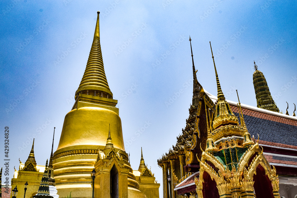 Fototapeta premium バンコク、大宮殿、エメラルド寺院、仏舎利塔などを周遊する