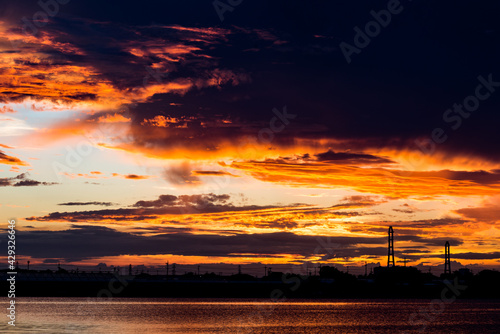 夕焼け　海　夕日　雲