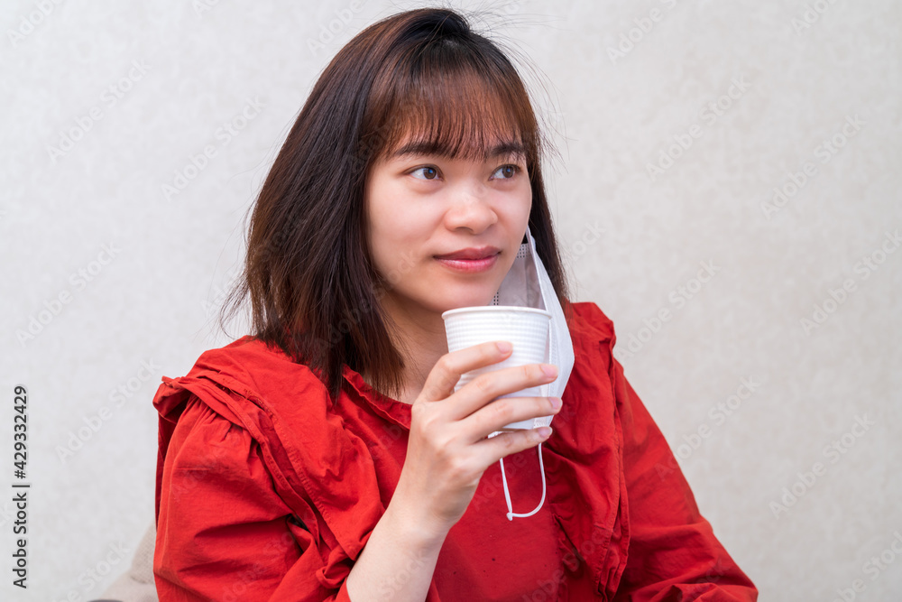 マスク会食する若い女性
