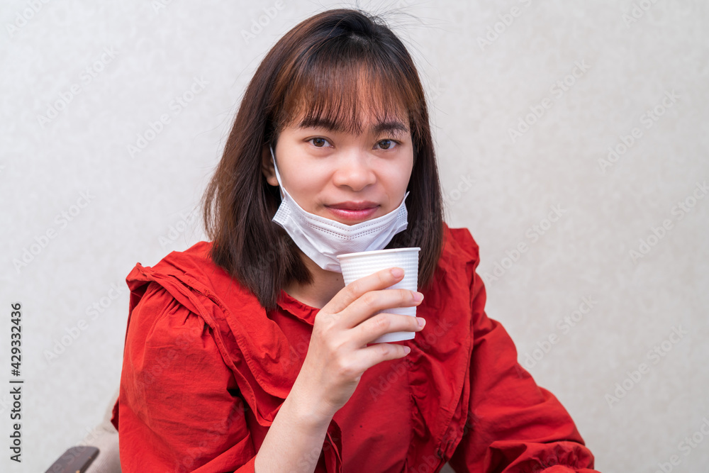 マスク会食する若い女性