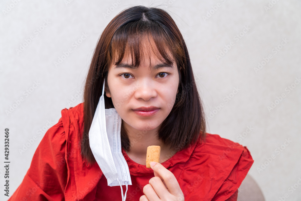 マスク会食する若い女性