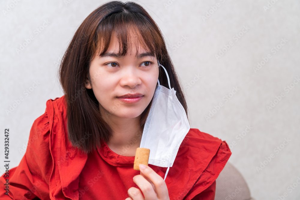マスク会食する若い女性