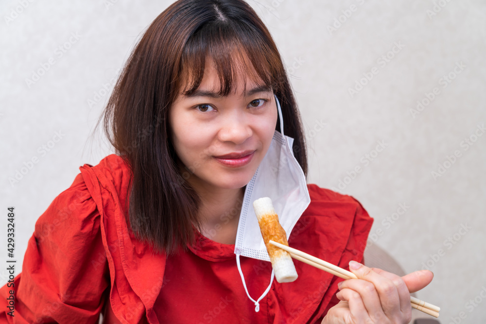 マスク会食する若い女性