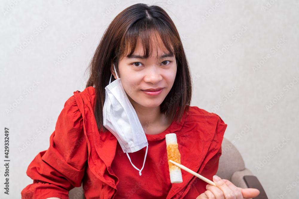 マスク会食する若い女性