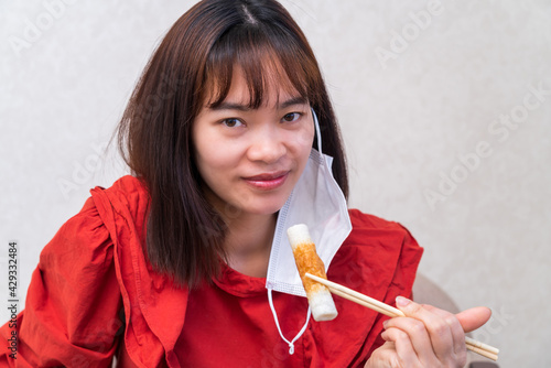 Obraz na płótnie マスク会食する若い女性 w salonie