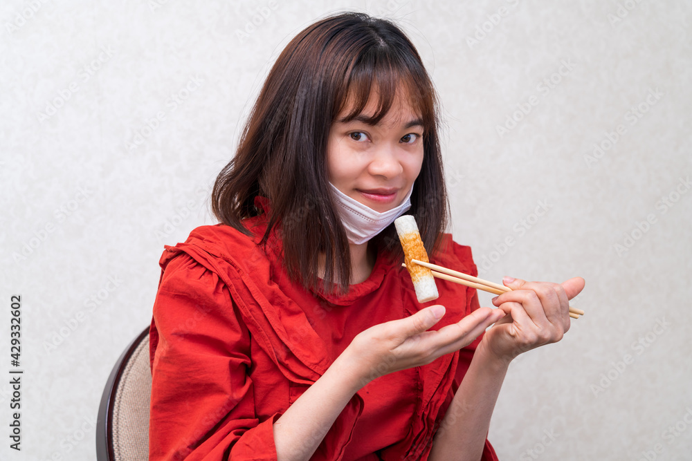 マスク会食する若い女性
