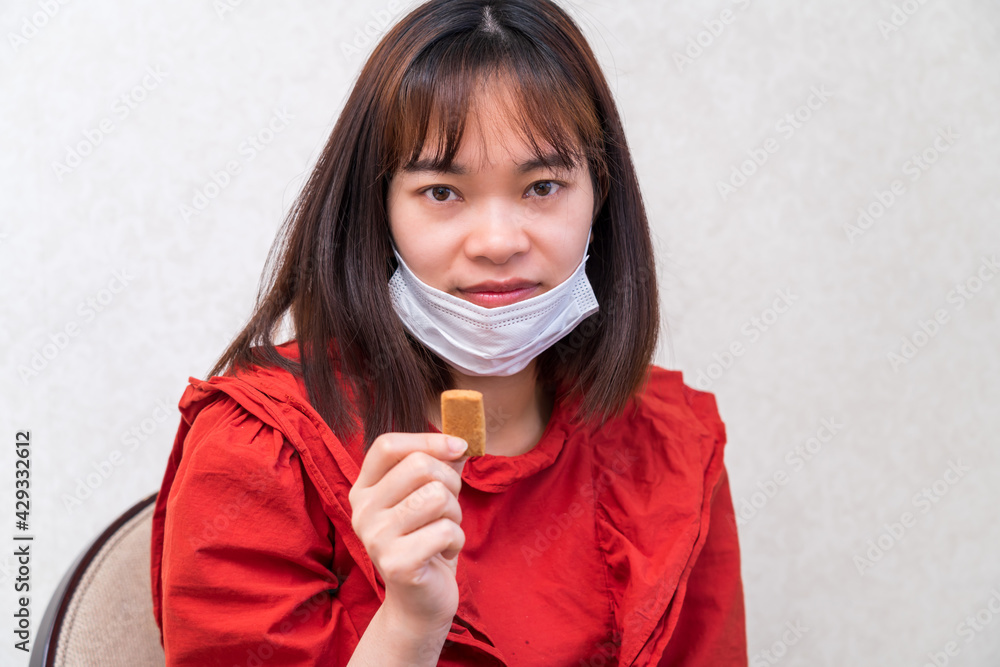 マスク会食する若い女性