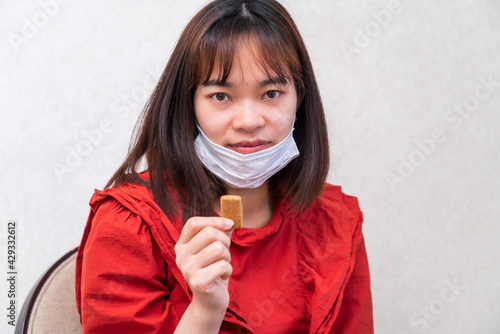 マスク会食する若い女性