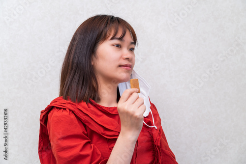 マスク会食する若い女性