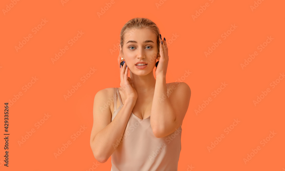 Obraz premium Fashionable young woman on color background