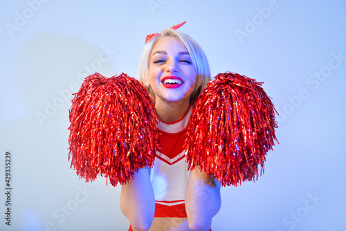 Beautiful cheerleader on co...