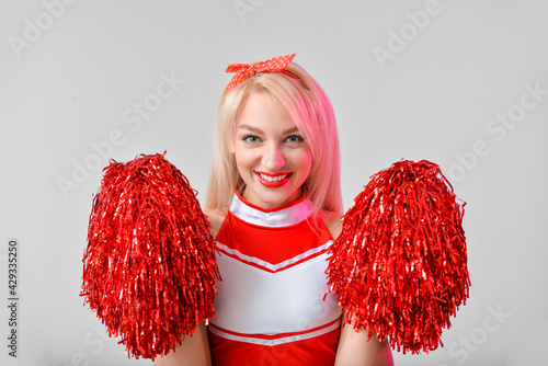 Beautiful cheerleader on gr...