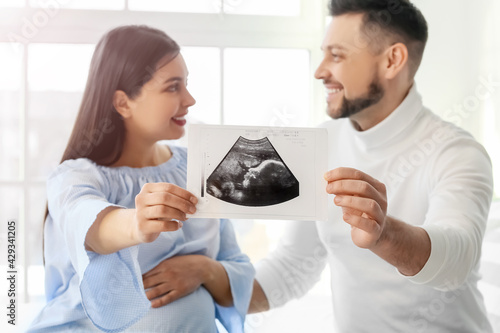 Beautiful pregnant couple w...