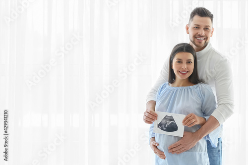 Beautiful pregnant couple w...