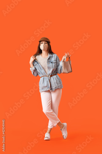 Fashionable young woman wea...