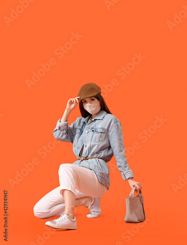 Fashionable young woman wea...