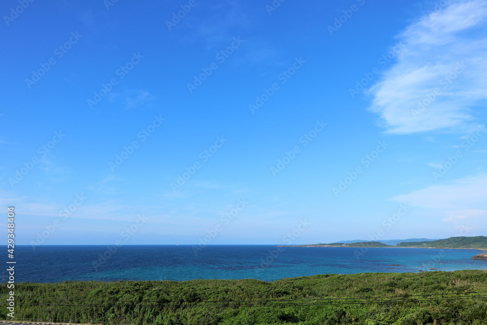 夏の角島から見る青い水平線