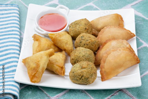 assiette de samoussa, accras et beignet frit photo