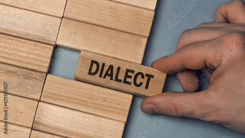 Foto DIALECT word concept. Close-up wooden piece blocks on the table