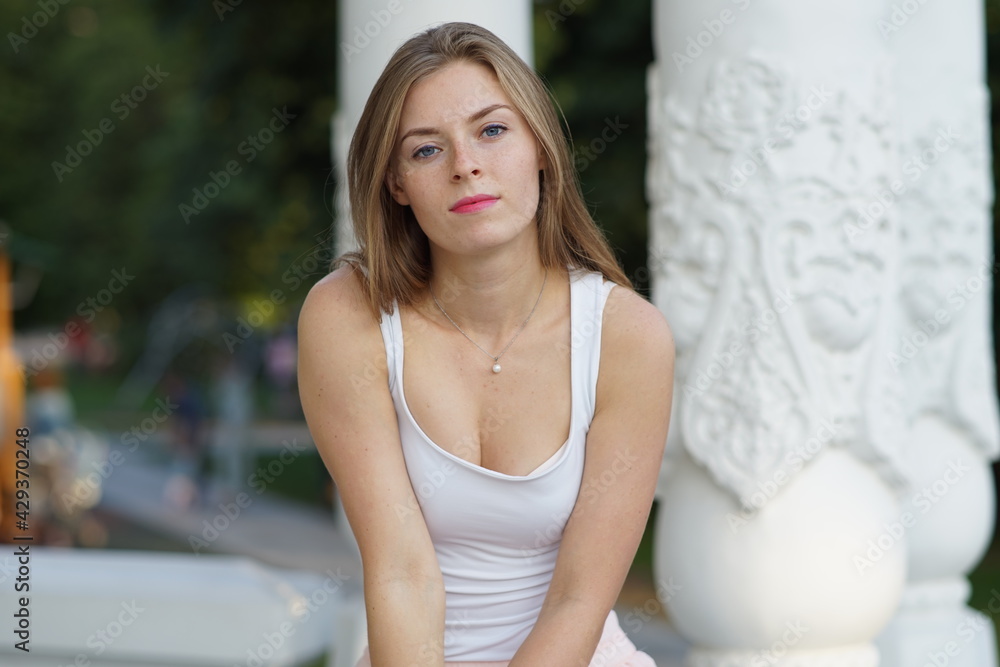 Naklejka premium Portrait of a young beautiful girl in the park