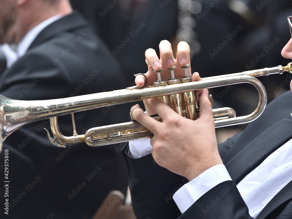 Obraz premium trumpet in the hands of a musician during a classical music concert 