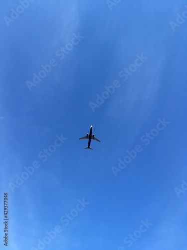 Ein Flugzeug am wolkenlosen, blauen Himmel
