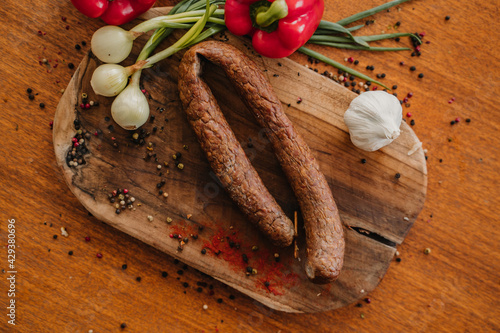 polish sausage, deska z wędlinami, sausage board, deska wędlin, polska kiełbasa na desce, szynka polska, wędliny, świąteczne szynki, traditional Polish sausage, deska z szynkami, wędzone szynki