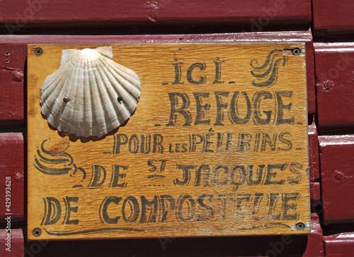 Obraz na płótnie Saint Jean Pied de Port, France - Shell as a symbol of the pilgrimage route to Santiago de Compostela. The Pilgrim's Road is World Heritage Site by UNESCO. w salonie