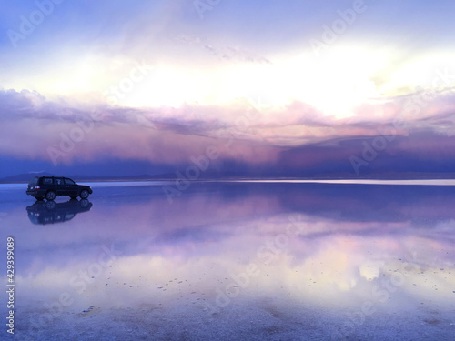 거울 호수에 비친 우유니 소금 사막 석양과 핑크 구름 Uyuni Salt Desert sunset and pink clouds in the mirror lake