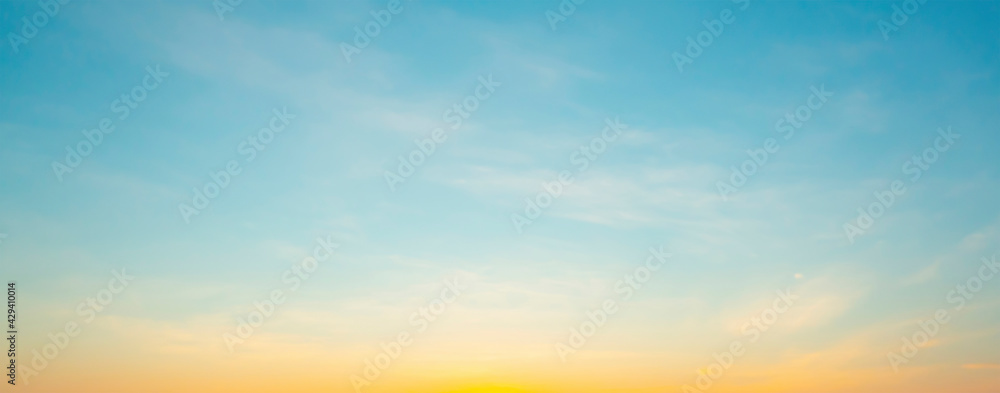 Obraz premium The morning sky looked like a bright golden sky. The sunrise is decorated with clouds in various shapes. Looks beautiful.