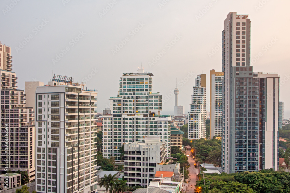 Obraz premium Aerial view of a Thailand city and the blue sea with sunlight