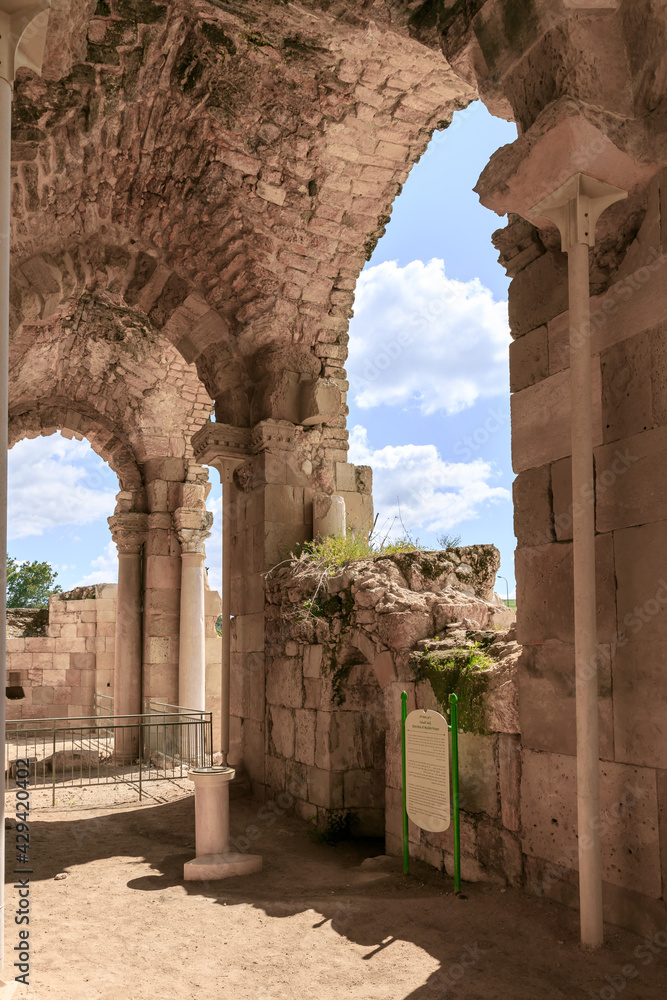 Obraz premium The remains of the church of St. Anne of the Byzantine period in the ruins of the city of Maresh, at Beit Guvrin, near Kiryat Gat, in Israel