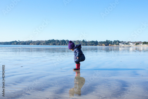 enfant sur la plage en hiver
