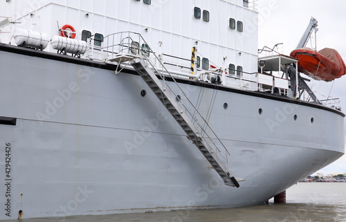 Ship gangway accommodation ladder