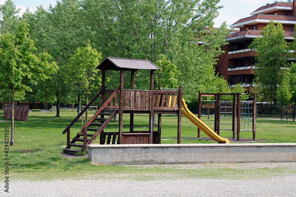 Area giochi per bambini con scivolo nel parco Area giochi per bambini con scivolo nel parco