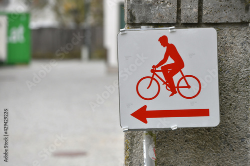 Schild eines Radweges in Steyr, Österreich, Europa - Sign of a cycle path in Steyr, Austria, Europe photo