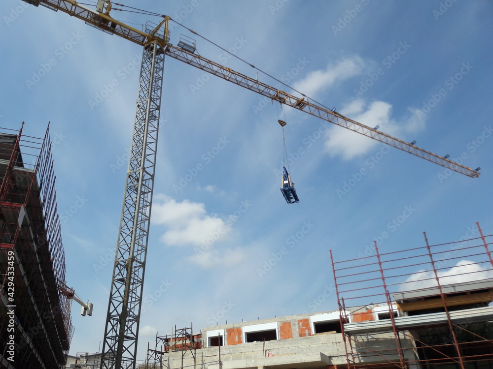 Lavori in corso nel cantiere edile in primavera