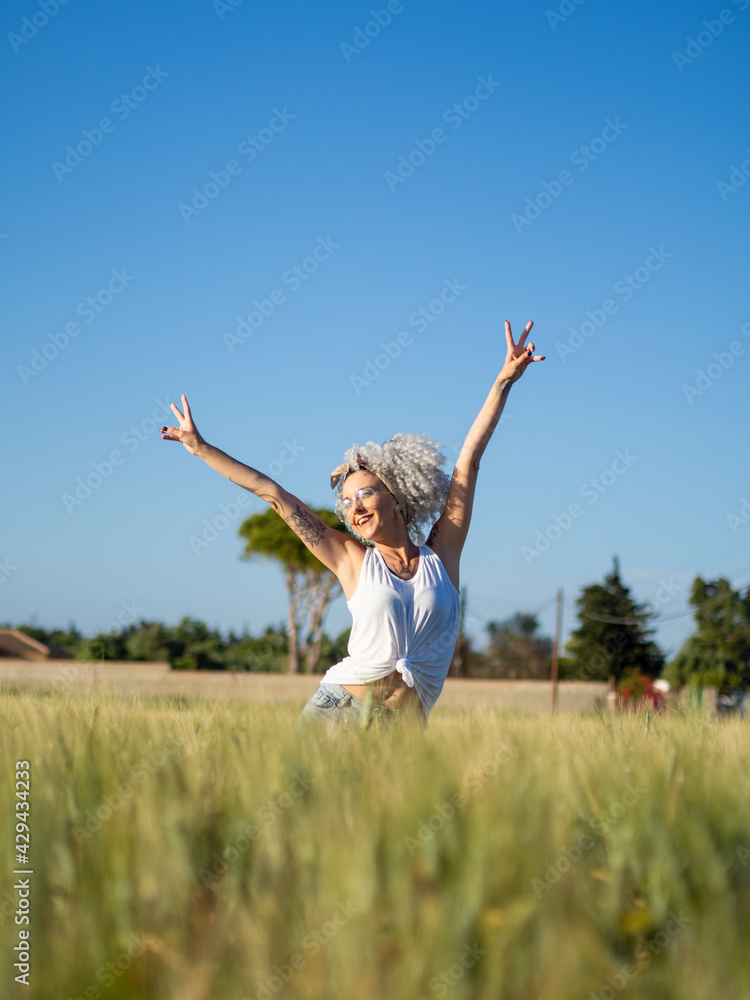 Mujer joven disfrutando del verano Mujer joven disfrutando del verano
