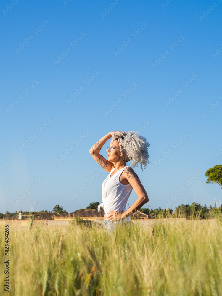 Mujer joven disfrutando del verano Mujer joven disfrutando del verano