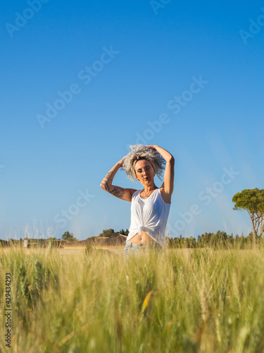Mujer joven disfrutando del verano
