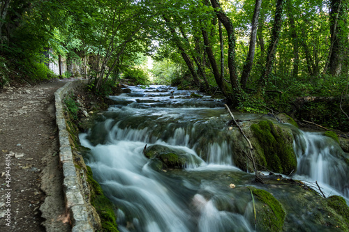 Fototapeta Naklejka Na Ścianę i Meble -  Waterfall with turquoise water in the Plitvice Lakes National Park, Croatia.
