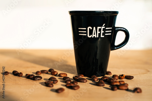 Tasse de café avec de jolis grains de café autour photo