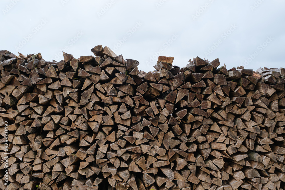 Ein großer Haufen mit Brennholz / Kaminholz Ein großer Haufen mit Brennholz / Kaminholz