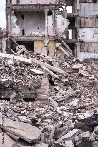 Tableau sur toile The remains of a ruined building with large foundation piles in the foreground